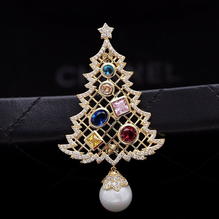 A dual purpose Christmas tree pine brooch brooch brooch accessory inlaid with bright stones