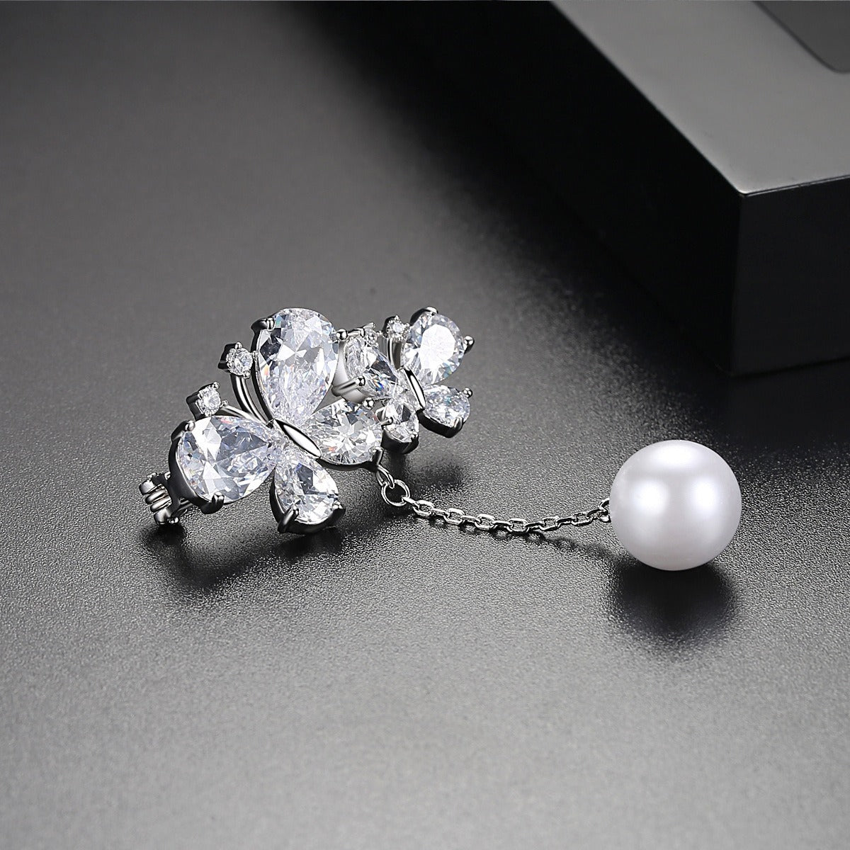 Zircon Butterfly Pin Fashion Korean Edition AAA Zircon Butterfly Design Pearl Women's Small Suit Accessories