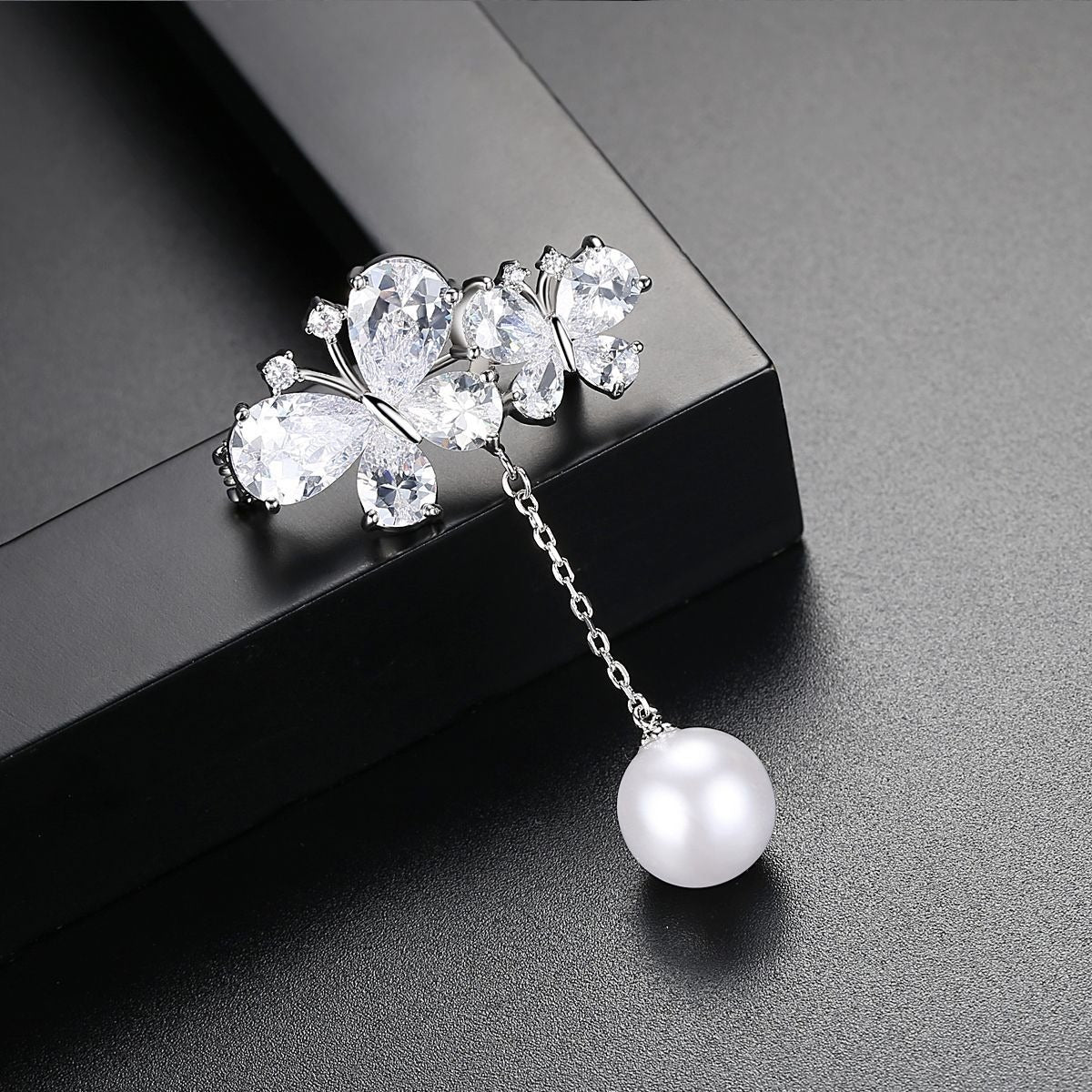 Zircon Butterfly Pin Fashion Korean Edition AAA Zircon Butterfly Design Pearl Women's Small Suit Accessories